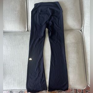 Alo Yoga Airbrush High-Waist 7/8 Bootcut Legging
Black Yoga Pants